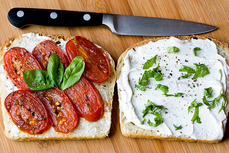 Sandwich de tomate y albahaca 