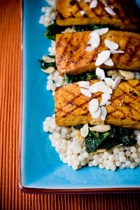 Tofu a la mermelada con col y cuscús 