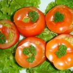 Tomates rellenos de ensalada fría