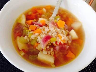 Sopa de tomillo y miso con arroz integral y verduras