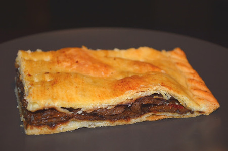 Empanada de seitán con cebolla y salsa de soja 