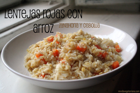 Lentejas rojas con arroz, zanahoria y cebolla