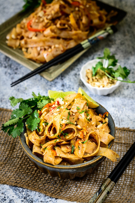 Wok tailandés de noodles de arroz con verduras y salsa de ajo y pimienta