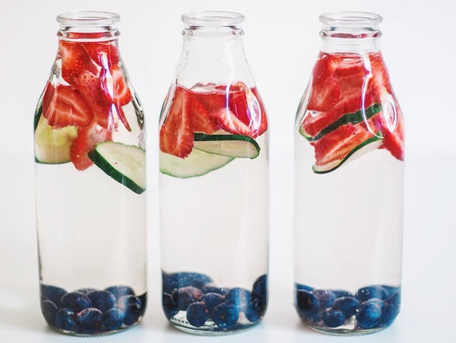 Agua refrescante de frutilla, pepinos y arándanos