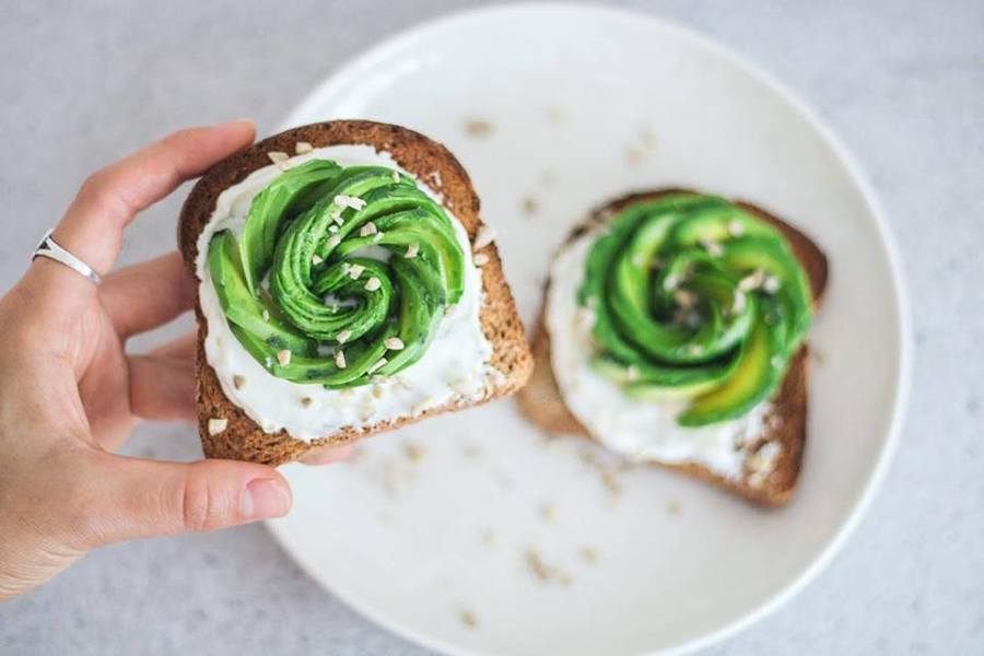 Tostadas con palta y queso vegano ¡casero!