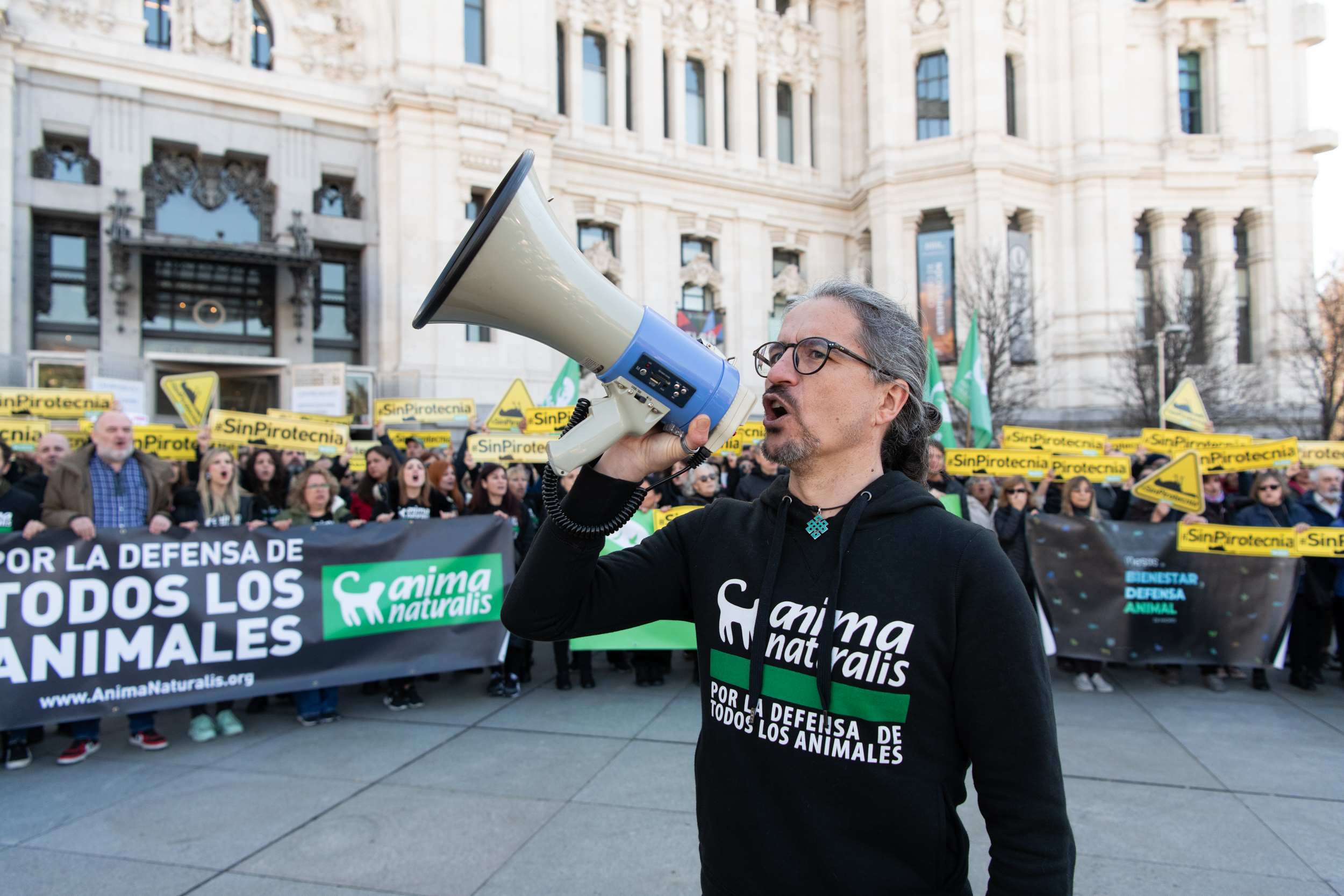 Más de 500 personas hicieron resonar su voz en protesta por la Mascletá que se realizará en Madrid