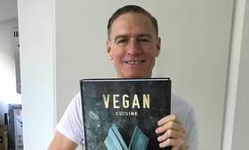 Bryan Adams, cantante vegano, dice que los humanos son “la criatura más peligrosa de la tierra”.