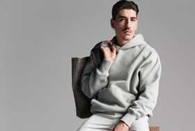 El futbolista vegano Héctor Bellerín debuta como diseñador de moda con una colección sostenible