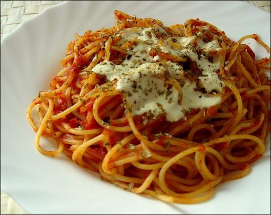 Espaguettis con tomate casero 