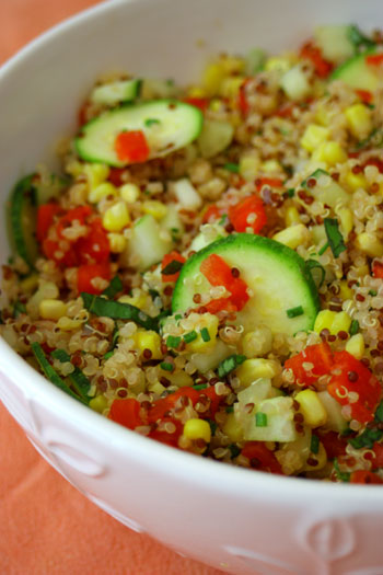 Ensalada de quinoa y cilantro con aderezo de mostaza