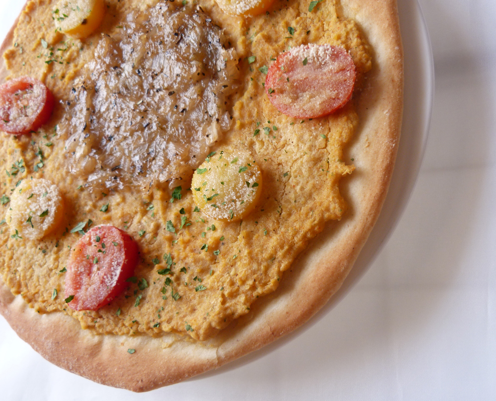 Pizza sin gluten con cebolla caramelizada