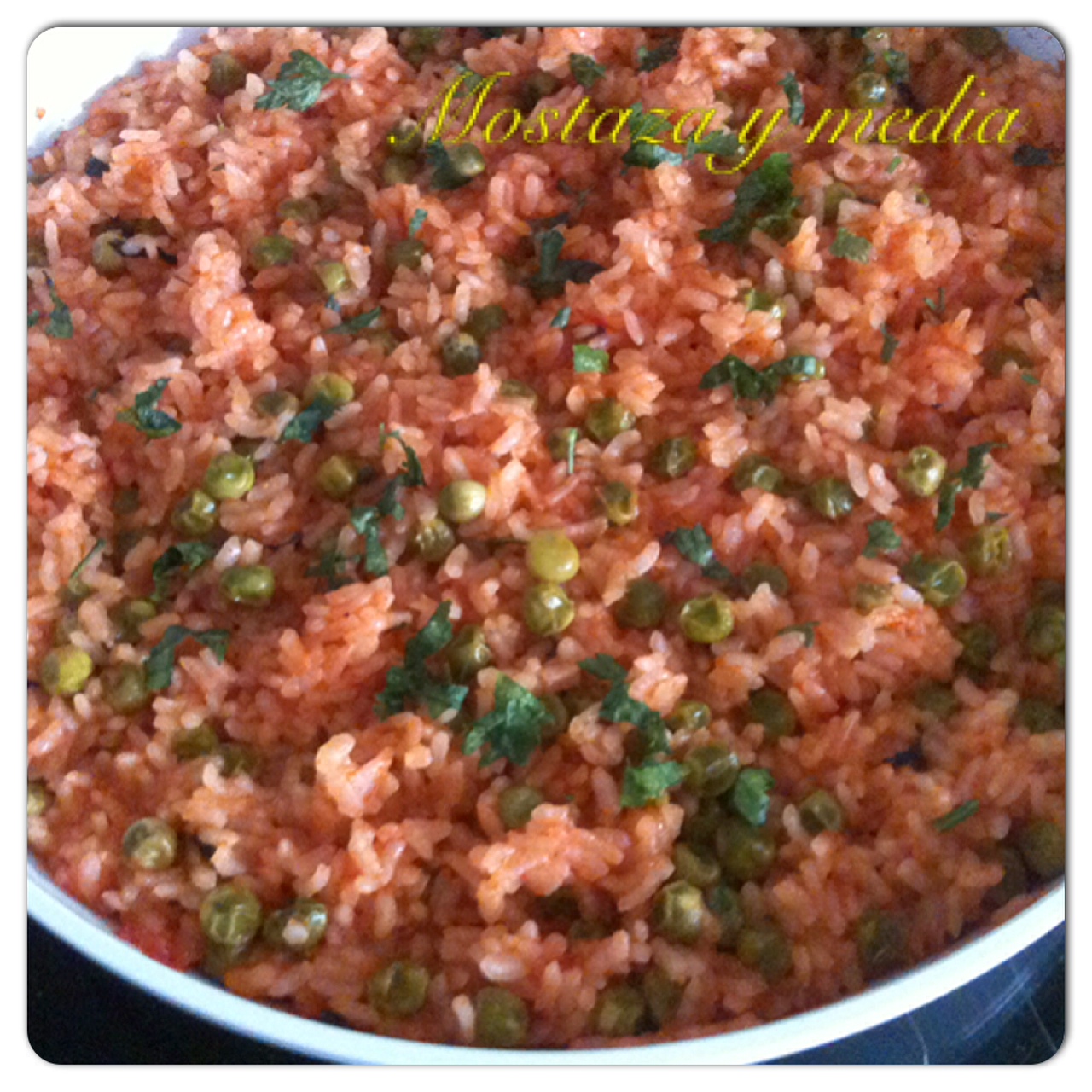 Arroz rojo con guisantes y cilantro 