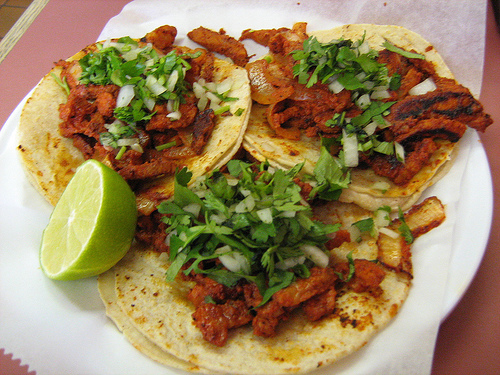 Tacos de chicharrón de soya en salsa roja 