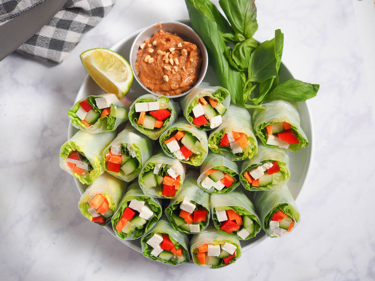 Rollos de papel de arroz con salsa de maní 