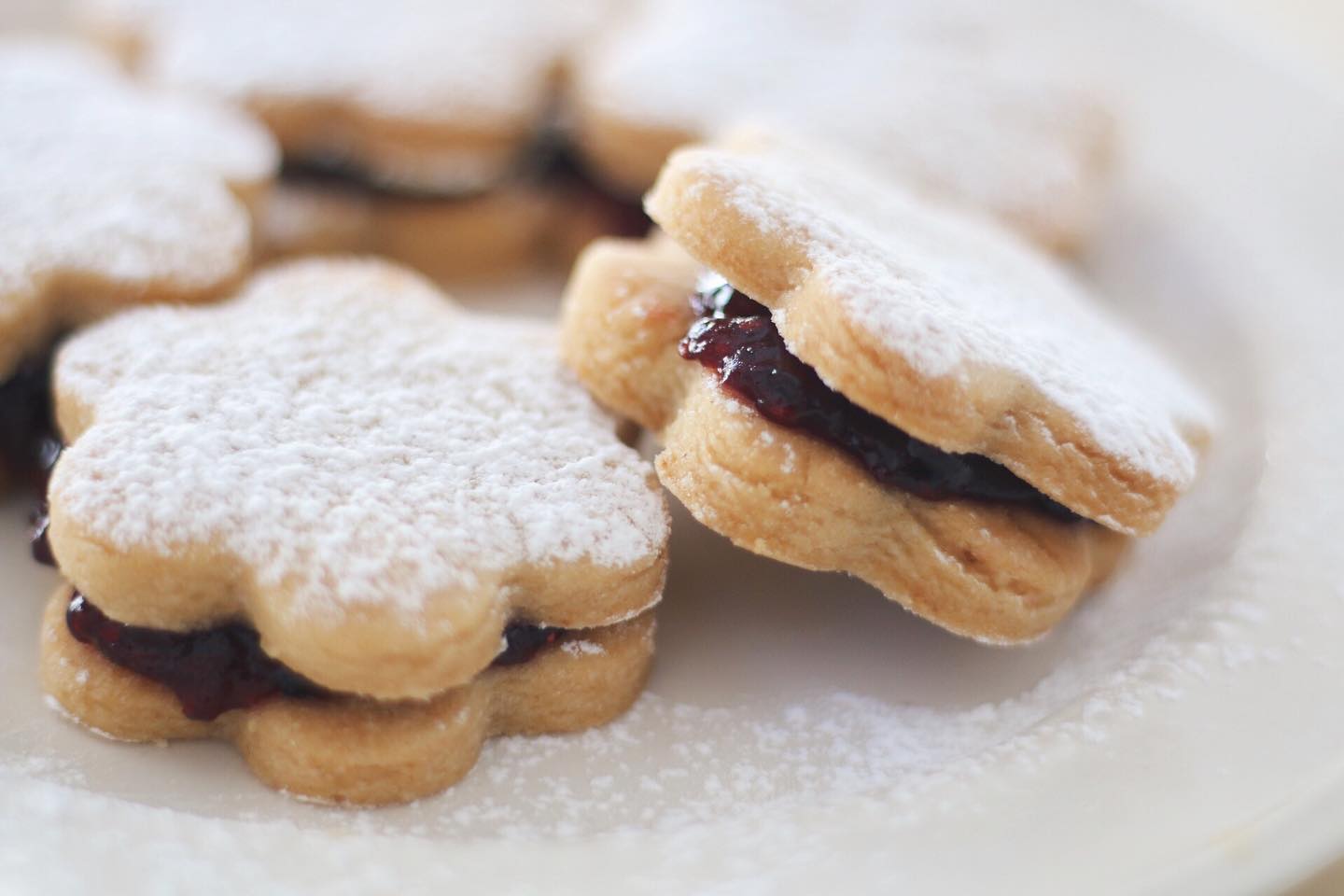 Alfajores veganos rellenos de frambuesa 