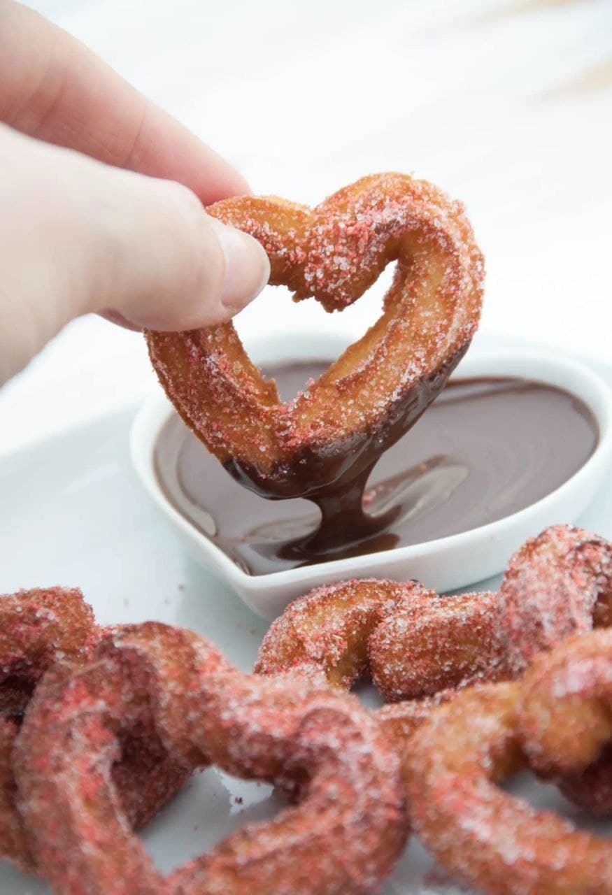 Churros en forma de corazón con azúcar de fresa 