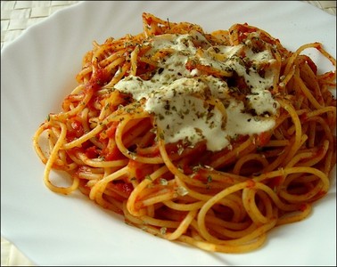 Espaguettis con tomate casero