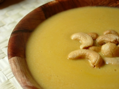 Sopa de manzana, zanahoria y anacardos