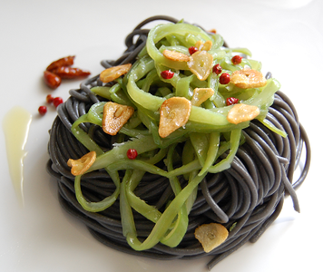 Espaguetis con judías verdes y chips de ajo