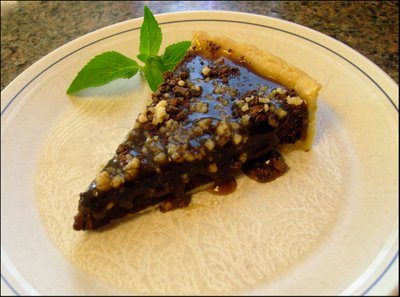 Tarta de chocolate y nuez con salsa de caramelo 