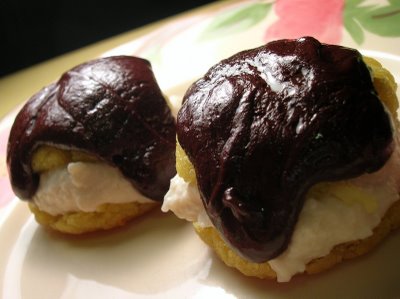 Profiteroles con crema de almendras y salsa mocca