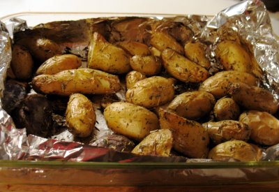 Papas al horno con crema de albahaca