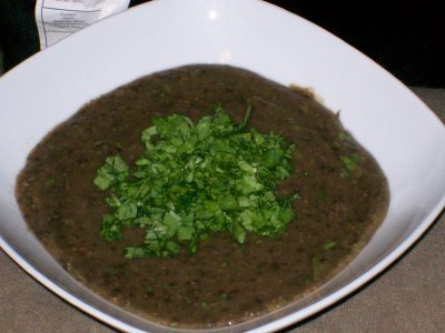 Sopa de lentejas, higos y rúcula