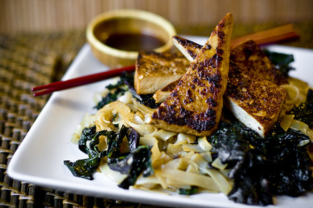 Tofu frito con col y fideos