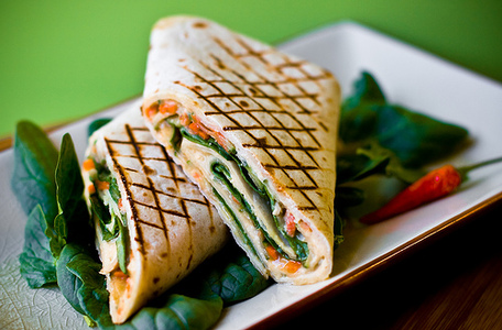 Sandwich de pepinos, zanahorias y espinaca.