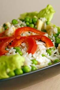 Ensalada de arroz o relleno de tomates