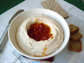 Paté de alubias blancas con tomate al pimentón