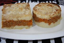 Pastel de carne de soja con pure de papas y espinacas