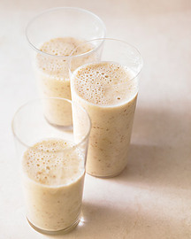 Licuado de plátano, chia y hojuelas de quinoa 