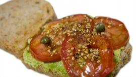 Bocadillo de aguacate con tomate