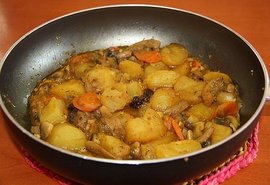 Guiso de patatas y setas con frutos secos al vino