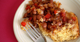 Cazuela de pan de maiz con salsa cajun
