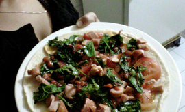 Pizza vegana de carnes vegetales con espinaca