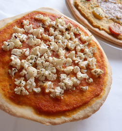 Pizza de coliflor con salsa romescu