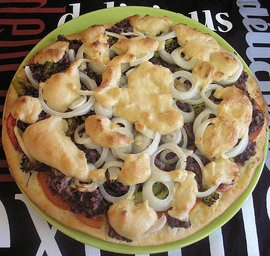 Pizza de alubias azuki con brócoli y "queso"