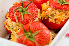 Tomates rellenos con arrolladitos de verduras