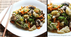 Spaghettis de calabacín y zanahoria con coliflor y setas al toque de albahaca