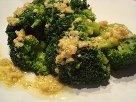 Ensalada de flores de brócoli y coliflor crudos con salsa de mostaza