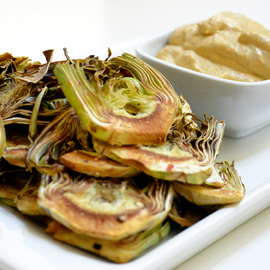 Chips de alcachofa con veganesa de zanahoria e hinojo