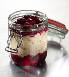 Arroz con leche con cerezas