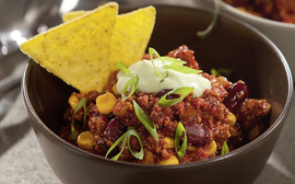 Chili sin carne con yogur de aguacate