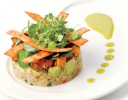 Timbal vegetariano de quinoa, patatas y aguacate