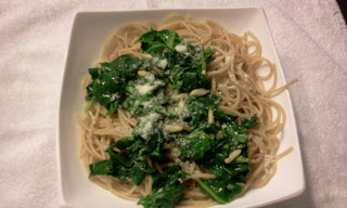 Pasta con espinacas y piñones