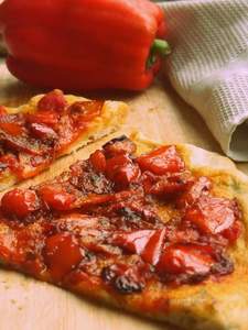 Pizza vegana de pipazzo (morrones)