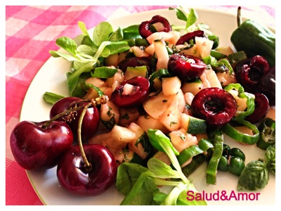 Ensalada dulce y picante de berros y cerezas