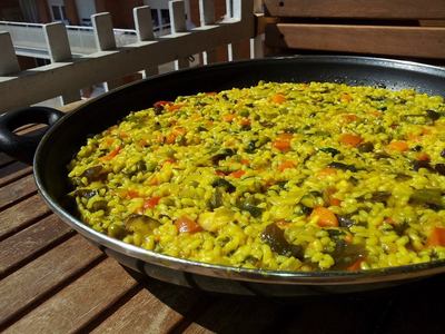 Paella de verduras con algas y setas